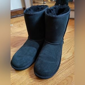 UGG® Classic Short II Water
Resistant Black Boot Kids Sz 5 Women’s 7 LIKE NEW !
